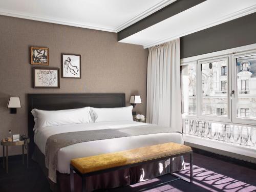 马德里The Principal Madrid, Small Luxury Hotels的一间卧室设有一张大床和一个窗户。