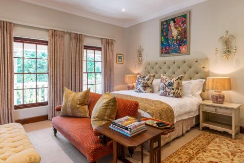 开普敦Ibis House的一间卧室配有一张床、一张沙发和一张桌子