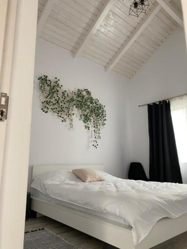 大盐矿镇Cabana EvAy的卧室配有一张挂在墙上的植物床