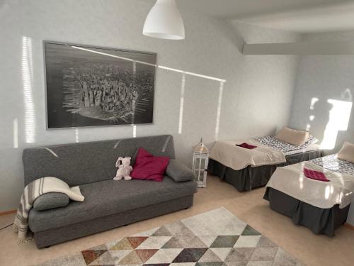 托尔尼奥Style Studio in Tornio的客厅配有带泰迪熊的沙发