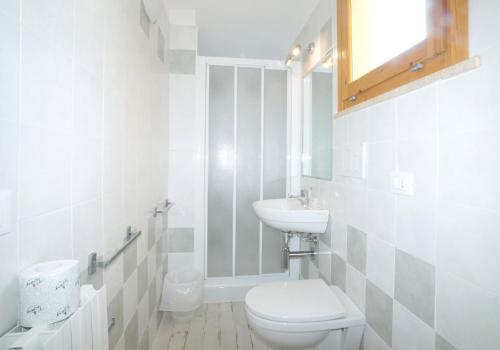 瓦达Appartamenti Manuela的白色的浴室设有卫生间和水槽。