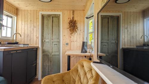 Sprang-CapelleCRASH'NSTAY - N° 9的厨房设有木墙、木台和橱柜。