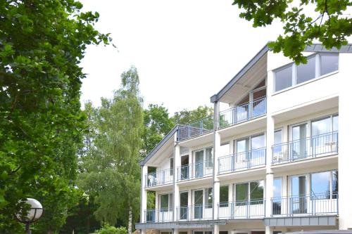 宁布雷希特Hotel im Homburger Ländchen的公寓大楼设有阳台和树木