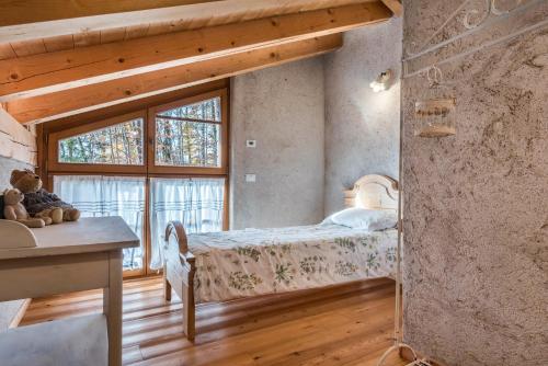 Sant’OrsolaBaita Al Rossat的一间卧室设有一张床和一个窗口