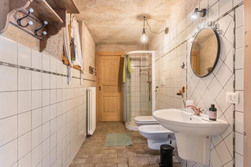 Sant’OrsolaBaita Al Rossat的浴室设有2个卫生间、水槽和镜子