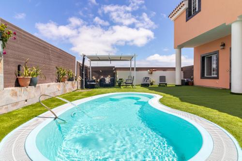 大加那利岛拉斯帕尔马斯Villa Samperez Piscina Jardin 5 Dormitorios 12 Personas的一座房子后院的游泳池