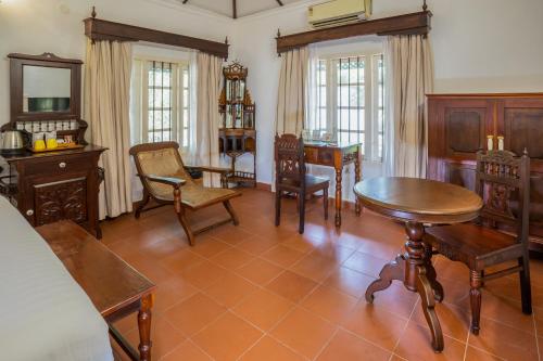 Fort KochiMAI HOUSE HERITAGE HOTEL的客厅配有木制家具和桌椅