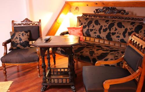 加尔多尼克斯匝萨温德加酒店的客厅配有沙发和桌椅