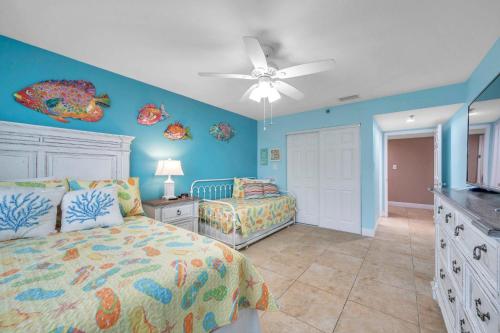 圣徒皮特海滩Anglers Cove 306的一间卧室配有一张床和吊扇