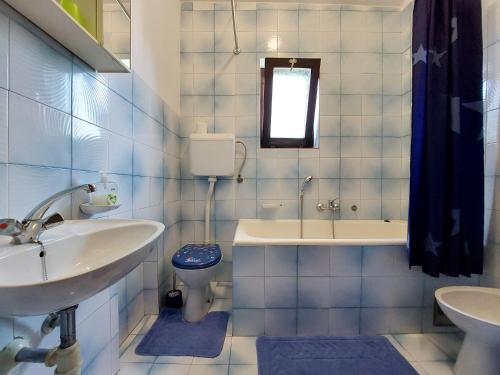 皮内兹齐Apartments Vilim的浴室配有盥洗盆、卫生间和浴缸。