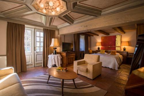 Gundershoffen红磨坊酒店的酒店客房配有一张床铺和一张桌子。