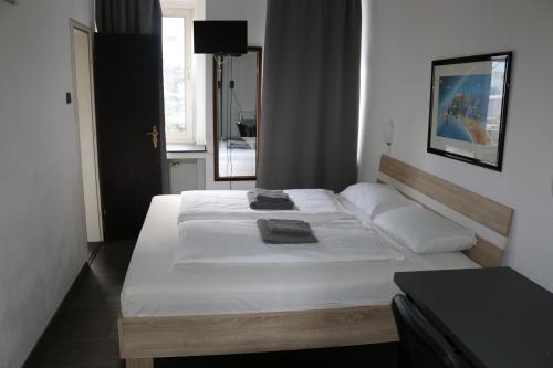 杜塞尔多夫Hotel Berliner Hof的一间卧室配有一张带白色床单的大床