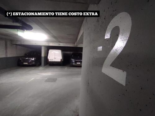 特木科Departamento Estudio en pleno centro de Temuco的车库内停放两辆车