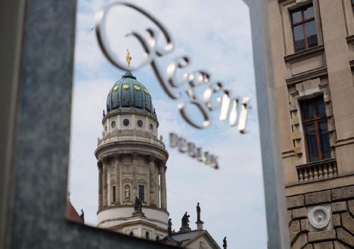 柏林Regent Berlin, an IHG Hotel的一张有钟楼建筑的照片