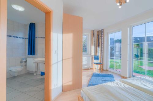 蒂索Strandhaus Thiessow Whg_ 1的一间卧室设有带浴缸的浴室和卫生间