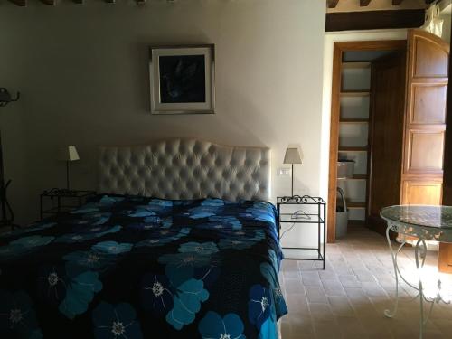 圣卡西亚诺·戴·巴格Casa Batano的一间卧室配有一张带蓝色棉被的床