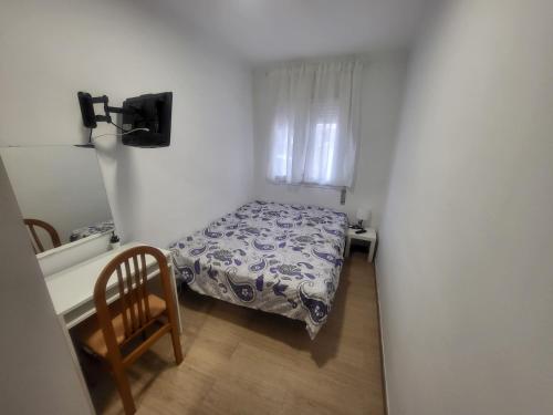 巴达洛纳Habitaciones con baño compartido en bonito Apartamento en Badalona的一间小卧室,配有一张床和一把椅子