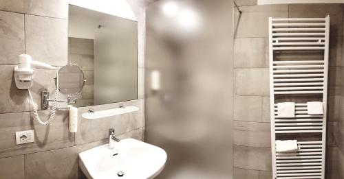 圣米凯莱亚拉迪杰坎塔利昂酒店的一间带水槽和镜子的浴室