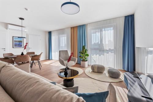 维也纳Karl und Anton Boutique Apartments的客厅配有沙发和桌子