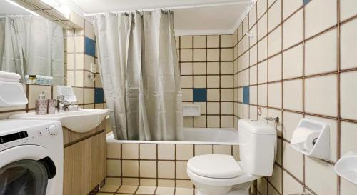 雅典Filis Sunny 80sqm apt in Viktoria的浴室配有卫生间、盥洗盆和洗衣机。