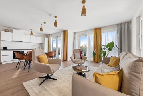 维也纳Karl und Anton Boutique Apartments的客厅配有沙发和桌子