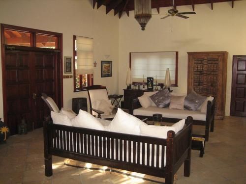 圣乔治Bartholomew Villas的客厅配有两张沙发和一张沙发