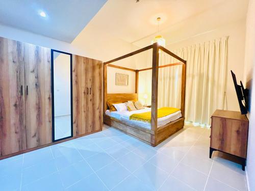 迪拜Calm&Cozy1BR- Dubai Silicon Oasis-15min-Dxb airpt的一间卧室,卧室内配有一张天蓬床