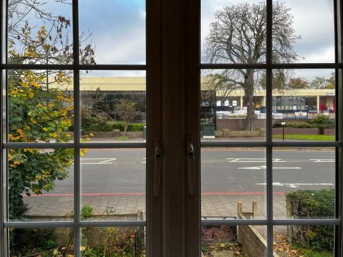 CranfordMaberic Housing的从窗口可欣赏到街道景色