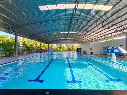 ปีกุนรีสอร์ท & Swimming pool (Pigoon Resort)的蓝色海水大型游泳池
