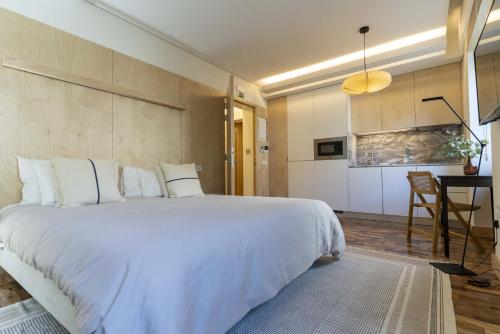 布朗库堡CASA 3 - OS LUGARES DE CASTRALEUCA的卧室配有一张白色的大床和一张桌子