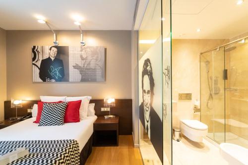 圣塞瓦斯蒂安Hotel Zinema7的酒店客房配有一张床和淋浴