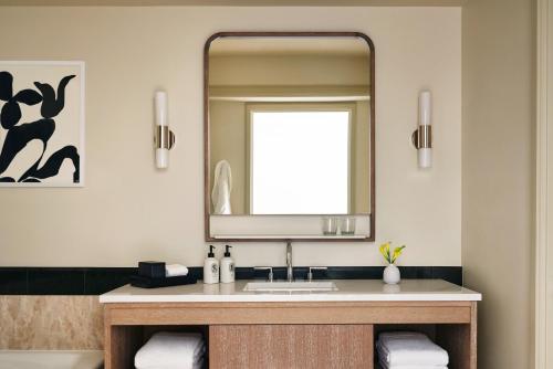 迈阿密迈阿密四季酒店的一间带水槽和镜子的浴室