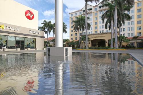 马那瓜马那瓜梅特罗森特洲际酒店的酒店前方的水池