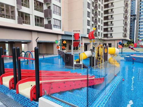 马六甲Bali Residences Homestay Melaka Town的一个带水上公园的游泳池,并设有一个游乐场