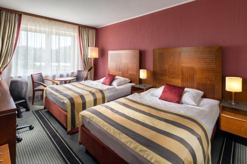 布尔诺Quality Hotel Brno Exhibition Centre的酒店客房设有两张床和窗户。