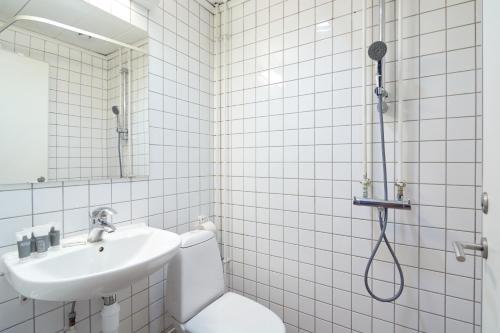 哥本哈根Stylish 5 Person Flat in Vibrant Urban Area的带淋浴、卫生间和盥洗盆的浴室