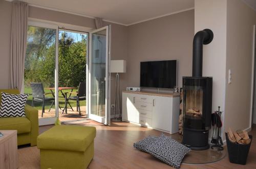 普劳西Apartment PlauSeelig mit Bootsliegeplatz optional的客厅设有壁炉和电视。