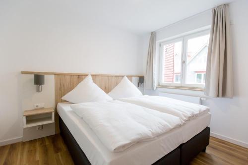 普劳西Whg_ _Hafenparadies_ P6A7 optional的窗户客房内的一张大白色床