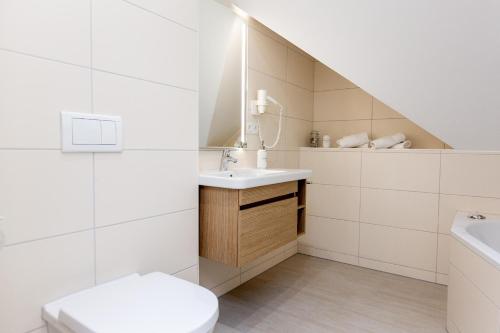 普劳西Apartment mit 3 Schlafzimmer P5A7的白色的浴室设有水槽和卫生间。