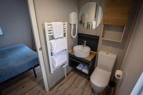 阿尔巴AlbaVillage Hotel & Camping Wellness的一间带水槽和卫生间的小浴室