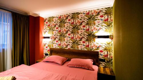 第比利斯Anbani Apartments - City Center的一间卧室配有一张带两个粉红色枕头的床