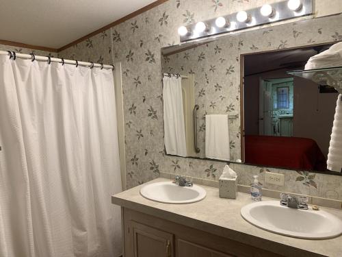 拉瓦卡港Edgewater Getaway的浴室设有2个水槽和镜子