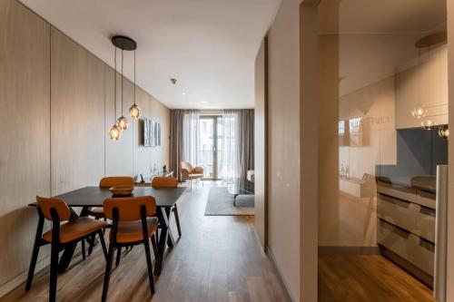 杜塞尔多夫Fourty Three Luxury Serviced Apartments的厨房以及带桌椅的用餐室。
