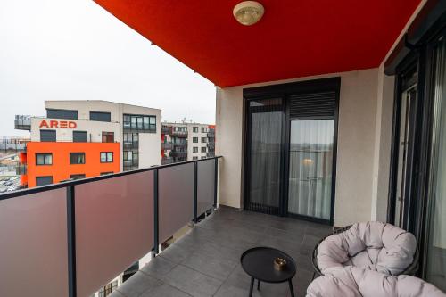 阿拉德Arad Residence - DeLuxe Blue Apartment的享有建筑景致的阳台