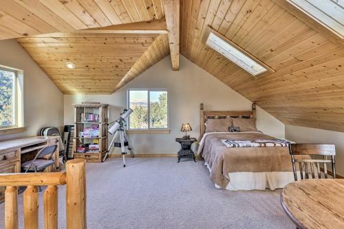 费尔普莱Spacious Fairplay Cabin with Mountain Views!的一间卧室设有一张床和木制天花板