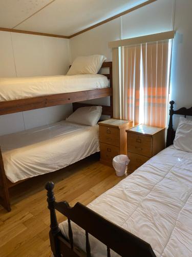 拉瓦卡港Edgewater Getaway的一间卧室设有两张双层床和一扇窗户。