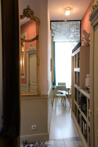 南希Le Stanislas, un style!的走廊设有大镜子和桌子