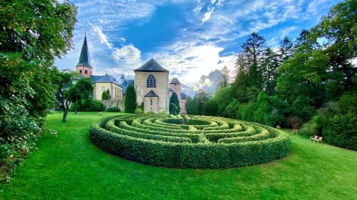 Kall施泰因费尔德修道院酒店的城堡前的大 ⁇ 形迷宫