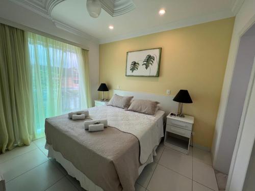 瓜鲁雅Hotel The Green Ecologic的一间卧室配有一张床,上面有两条毛巾