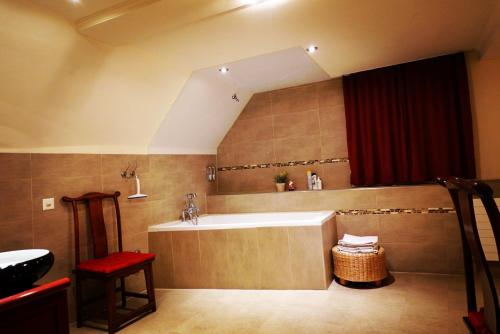 霍其多夫Hotel JiuDing的带浴缸和红色窗帘的大浴室